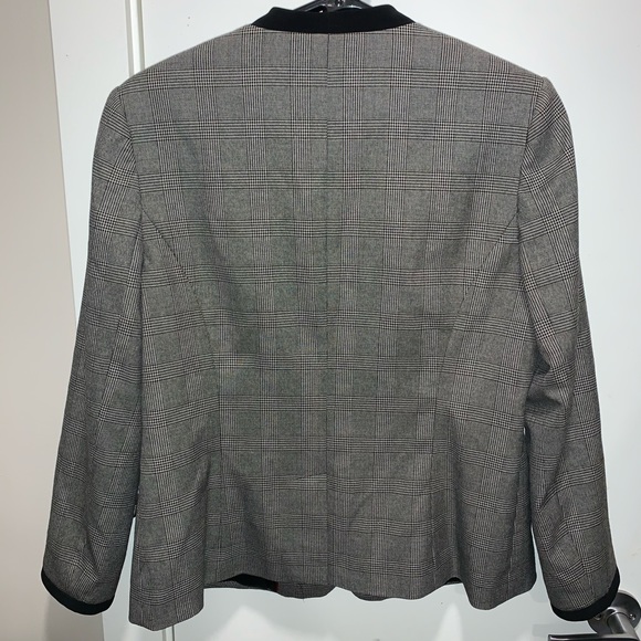 Flattering Classic Blazer - Picture 3 of 3